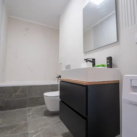 Mohost Wood - Bright Retreat With Private Balcony Appartamento Braşov