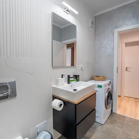 Mohost Wood - Bright Retreat With Private Balcony